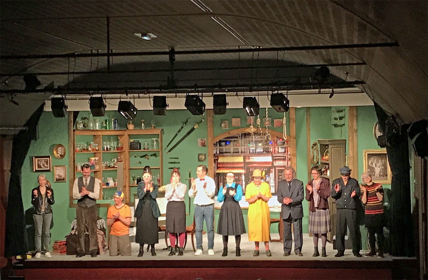 Lola buvant dans un Medicis